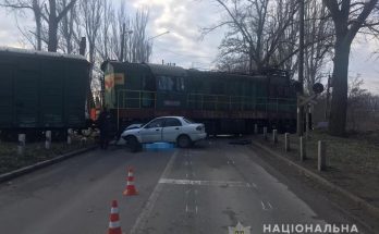 столкновение автомобиля с локомотивом Запорожье