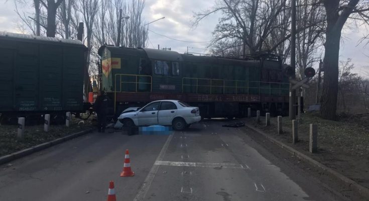 столкновение автомобиля с локомотивом Запорожье