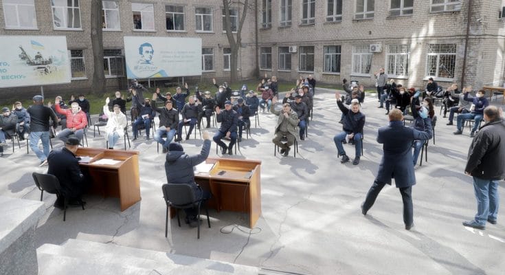 депутаты на улице