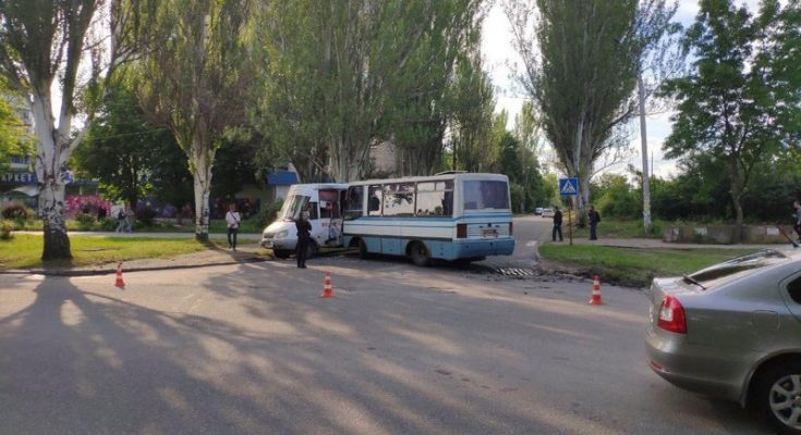 автобус столкнулся