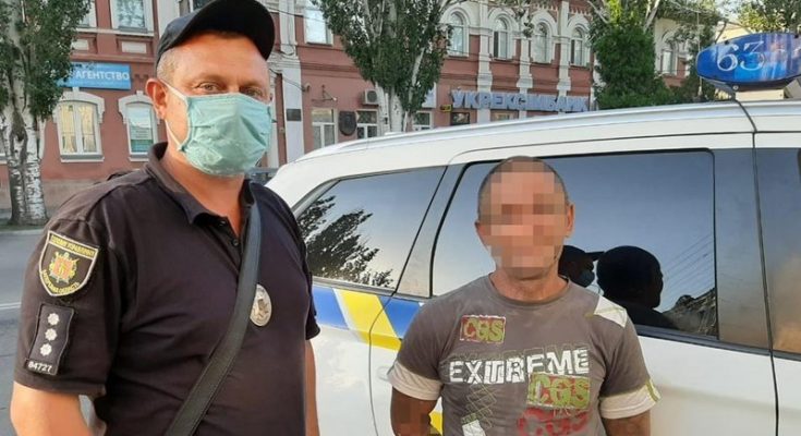 с ножом напал