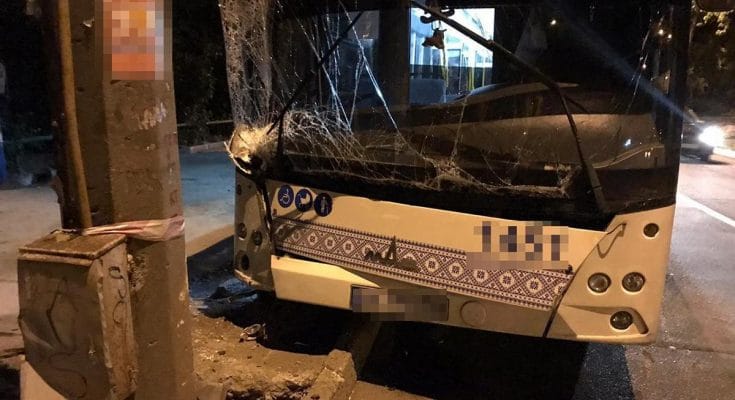 автобус в столб