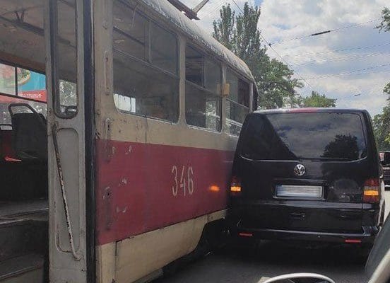 столкнулся с трамваем