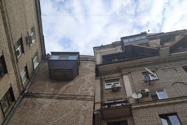 разрушается дом