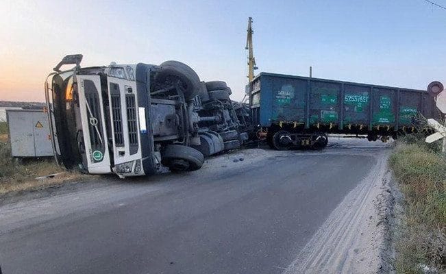 поезд сбил