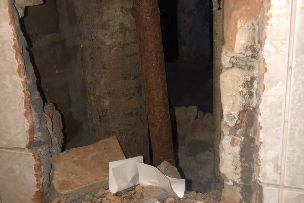 Два месяца со сквозной дырой из санузла…