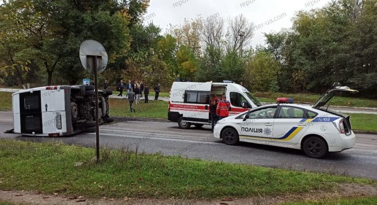 В Запорожье перевернулась маршрутка с пассажирами