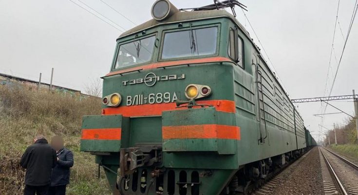 под колесами поезда