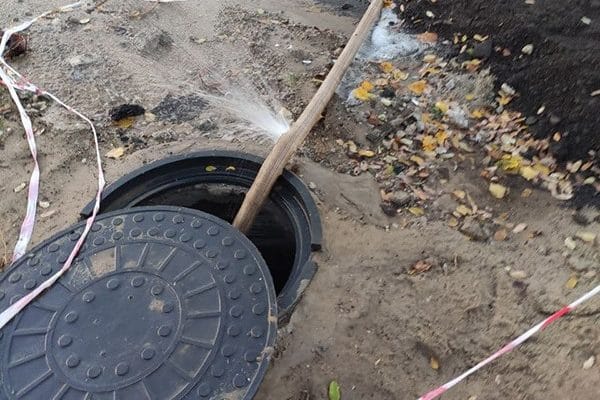 затапливает улицу