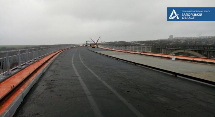 На запорожском мосту начали класть асфальт