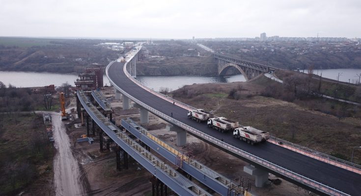 спрыгнув с моста