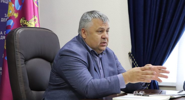 свои удостоверения