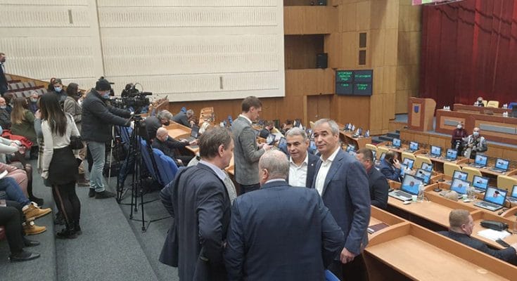 закрытыми дверями