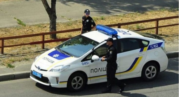 полицейскую машину