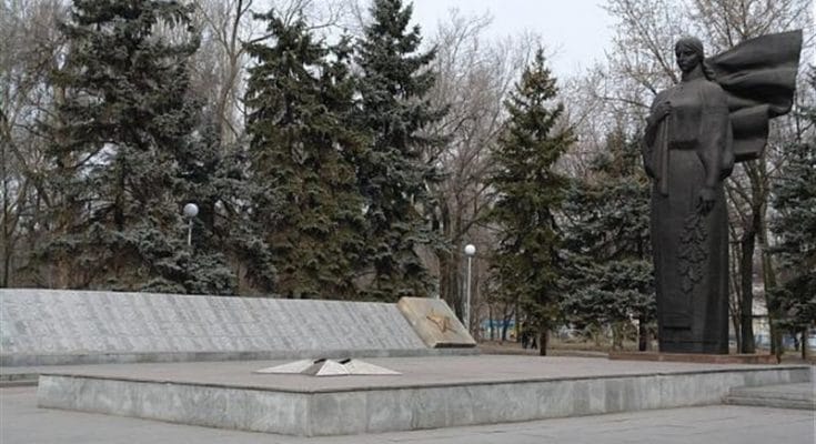 вандалы обрисовали памятник