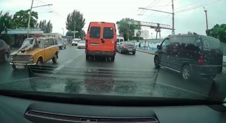 парня на пешеходном переходе