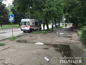мужчина напал на женщину