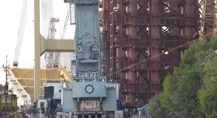 помогать на строительстве