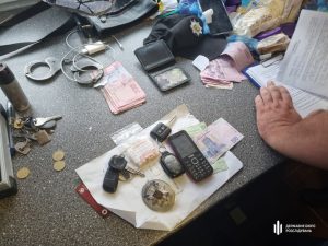 полицейский продавал наркотики