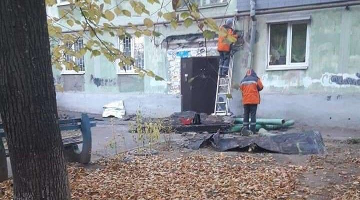 врезались в подъезд