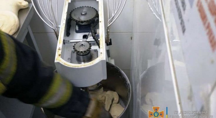 застряла в тестомесильной машине