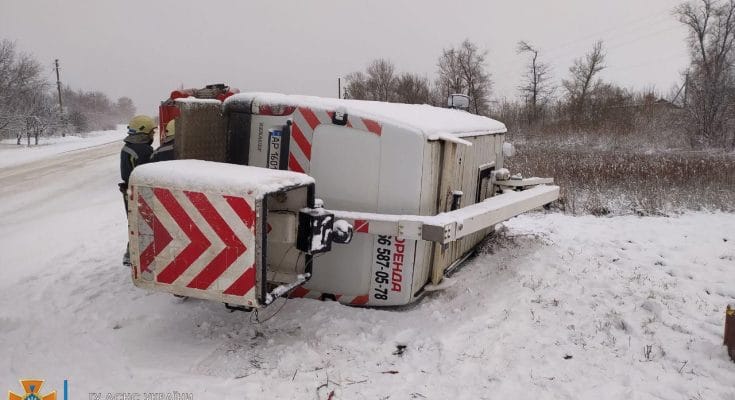 снега перевернулся автобус