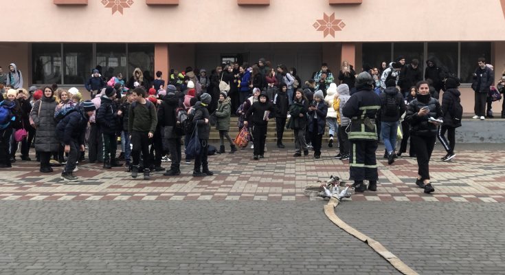 второй день «минируют» школы