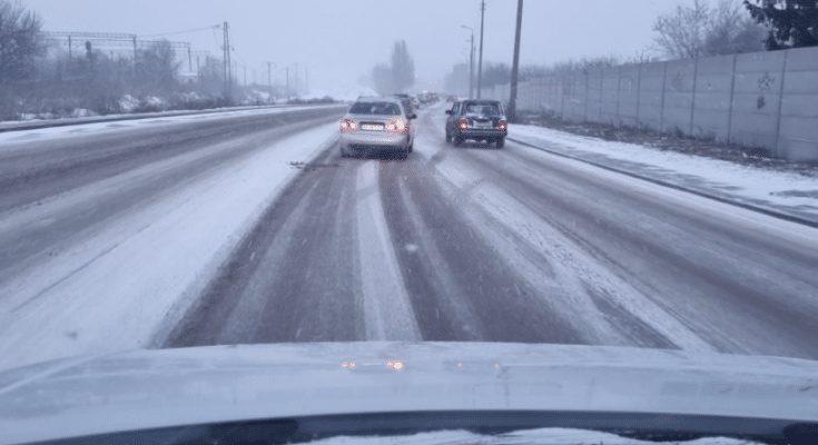 снегопада затруднено движения транспорта