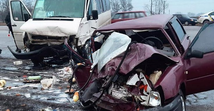 столкнулись маршрутка и легковушка