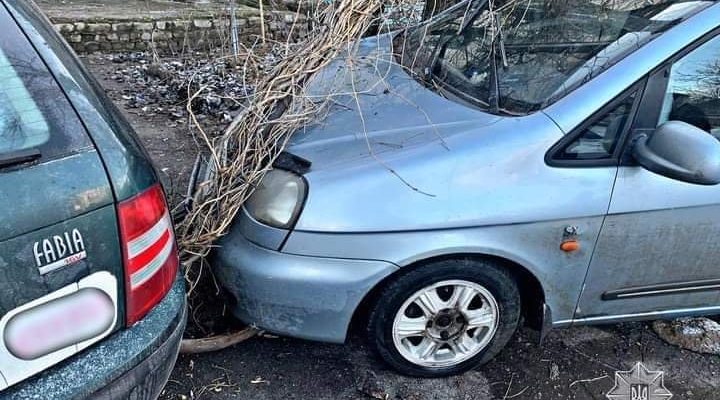 водитель протаранил авто