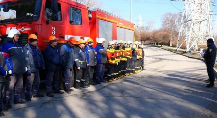 оказывают помощь