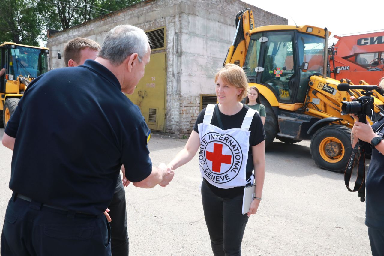 красный крест доставил материалы