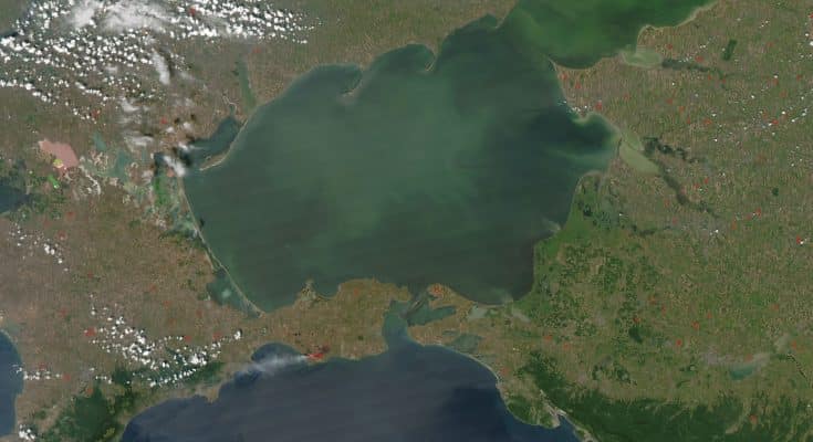 Азовское море незаконно контролируют