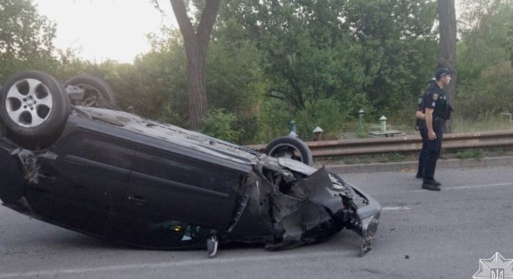 автомобіль перекинувся на дах