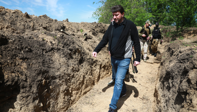 сотні кілометрів окопів