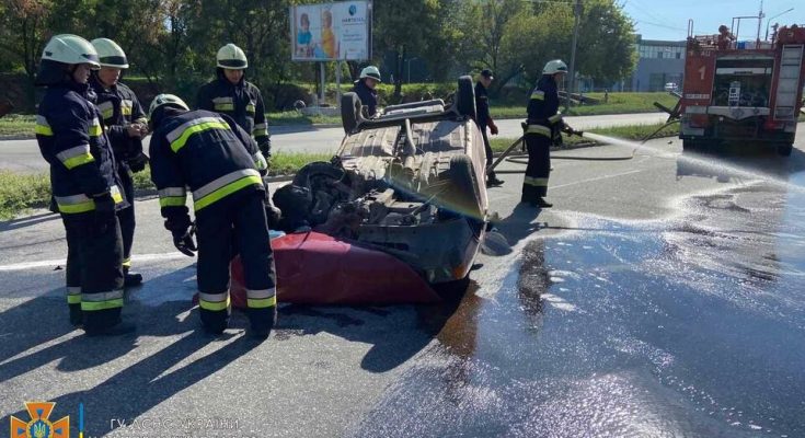 автомобіль перекинувся на дах