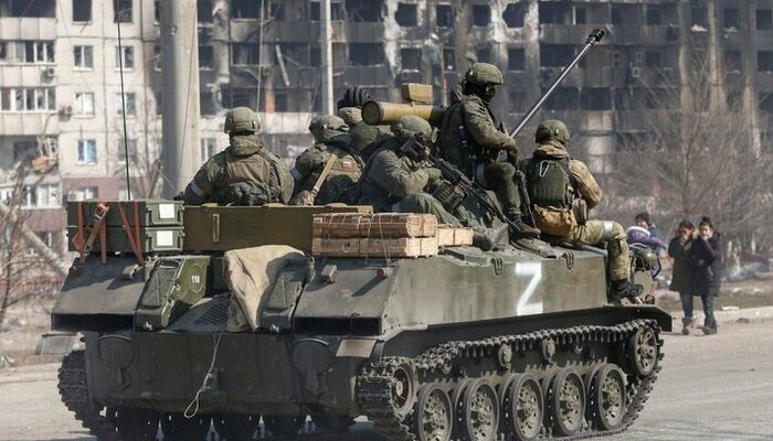 рухається військова