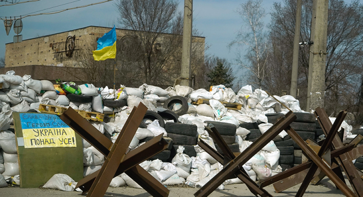 тисячі людей чекають