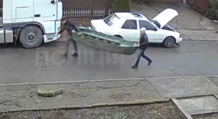 винесли човен