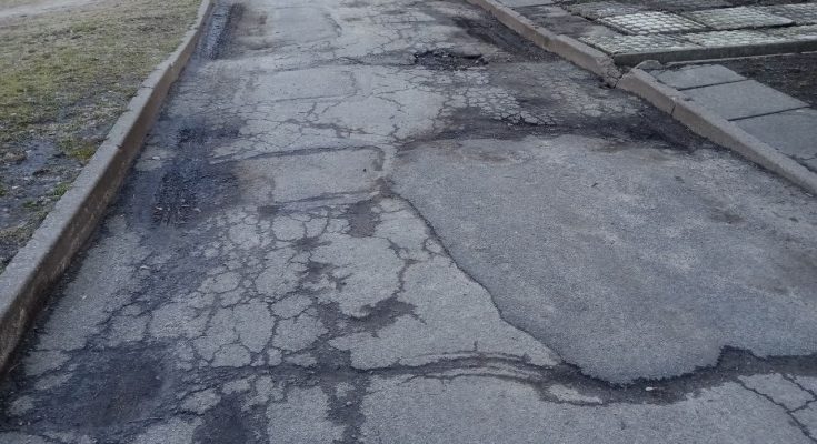 під’їзна дорога по вулиці Пархоменка