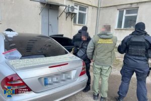 втечі чоловіків за кордон