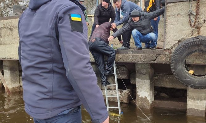 витягли чоловіка