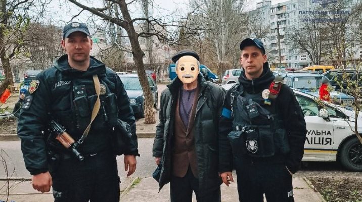 літньому чоловіку