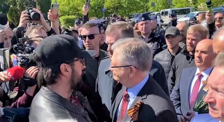 щоб покласти квіти