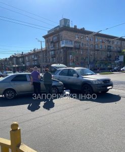 на перехресті