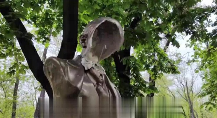 розтрощили бюст Леніна