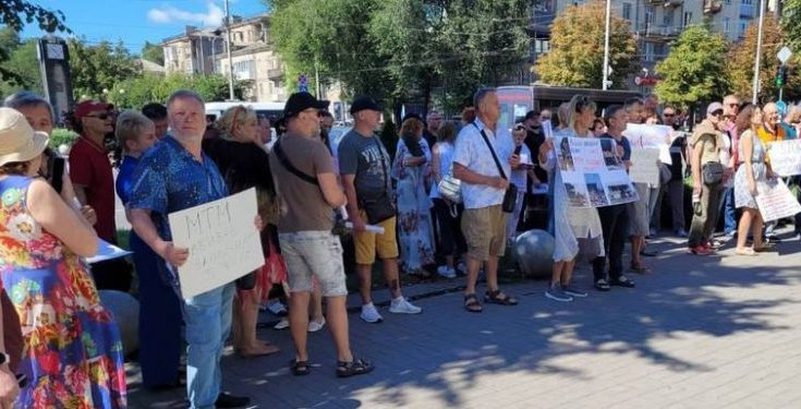 під стінами мерії