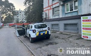 за допомогою манікюрних ножиць