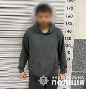 за допомогою манікюрних ножиць