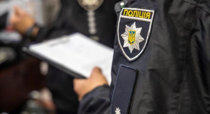 на людину з ножем